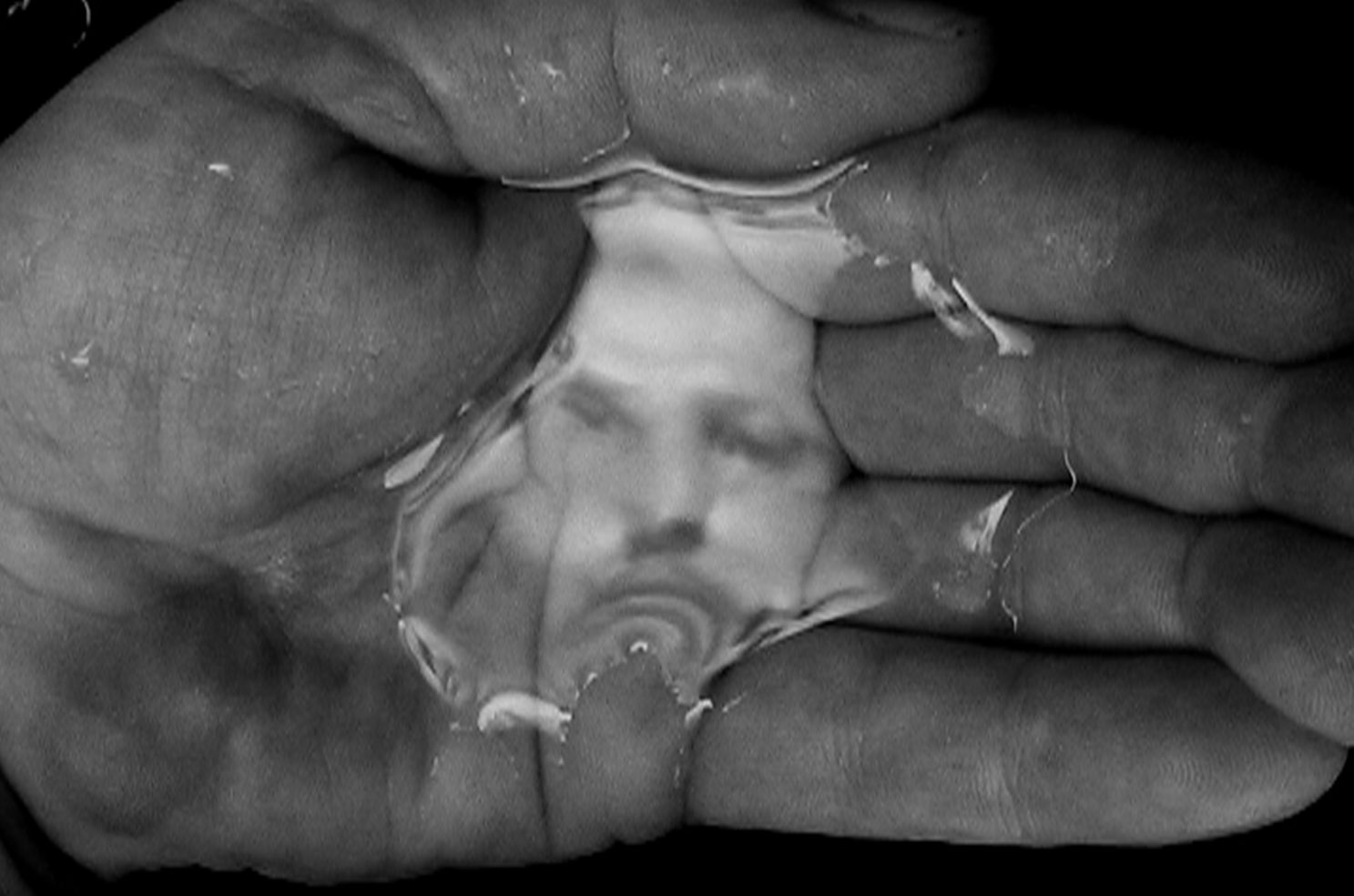 Exposição no MASP apresenta vídeos de Oscar Muñoz